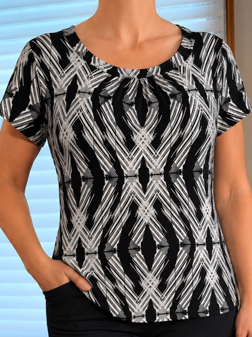 Women's Black & White Geometric Short Sleeve Top Size XXL
